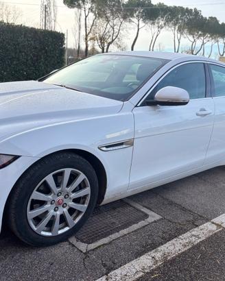 Jaguar XE – Eleganza, Prestazioni e Stile Raffinat