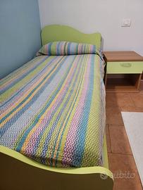 Letto singolo con rete a doghe e comodino