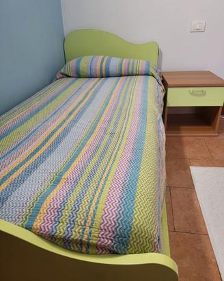 Letto singolo con rete a doghe e comodino