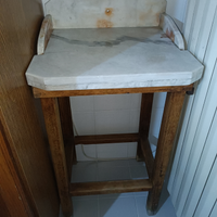 Lavabo antico in marmo con struttura in legno