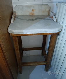 Lavabo antico in marmo con struttura in legno