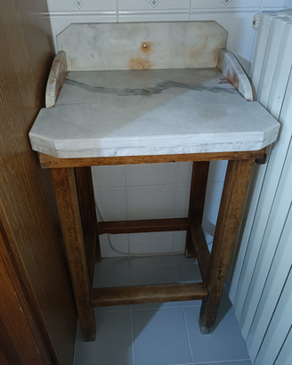 Lavabo antico in marmo con struttura in legno