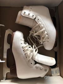 Pattini con lame per pattinaggio su ghiaccio