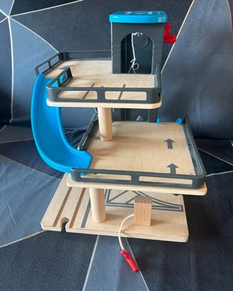 Parcheggio legno pista automobili