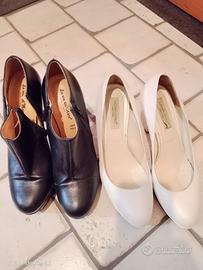 due paia di scarpe 