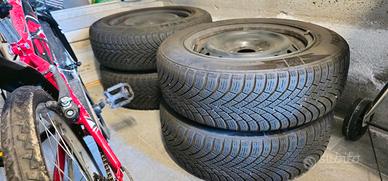 Gomme invernali con cerchio e copricerchi 