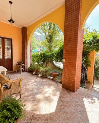 Quadrivano Semi-Indipendente con Ampio Cortile