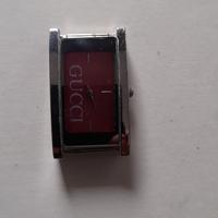 Orologio con quadrante rosso