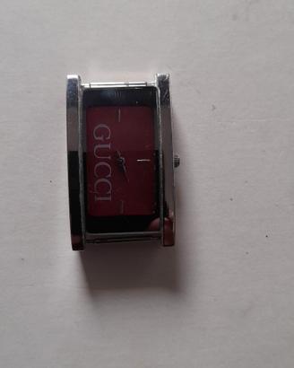 Orologio con quadrante rosso
