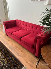 Divano rosso in velluto stile chesterfield