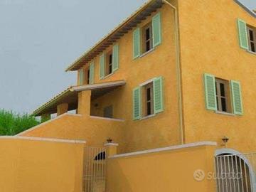 Villa di 180 m² con più di 5 locali a Lucca
