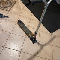 Monopattino freestyle stunt scoot