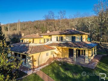 Villa di 900 m² con più di 5 locali e box auto a B
