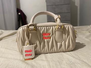 Borsa a mano bianca con tracolla