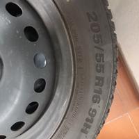Pneumatici auto invernali con cerchi