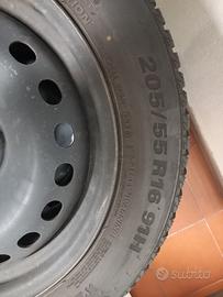 Pneumatici auto invernali con cerchi