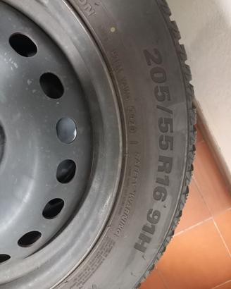 Pneumatici auto invernali con cerchi