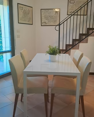 Scrivania con ripiano in vetro satinato