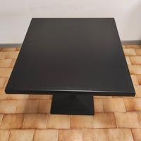 Tavolo quadrato nero in laminato.