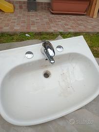 Lavandino bagno con miscelatore