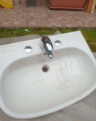 Lavandino bagno con miscelatore
