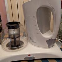 bollitore con teiera e scaldatazze