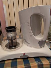 bollitore con teiera e scaldatazze