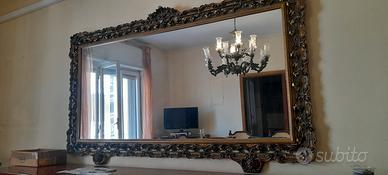 specchio stile barocco e lampadari