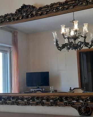 specchio stile barocco e lampadari