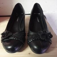Scarpe tipo ballerine col tacco