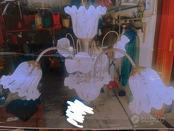 lampadario vintage in vetro disegnato e dorato 