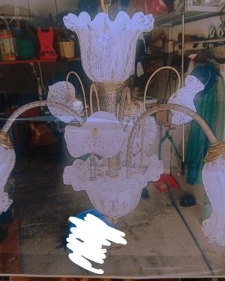 lampadario vintage in vetro disegnato e dorato 