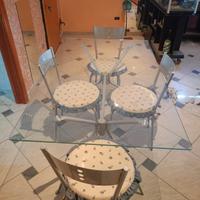 Tavolo con piano in vetro