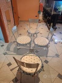 Tavolo con piano in vetro