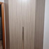 Cabina Armadio angolare a due ante battenti.