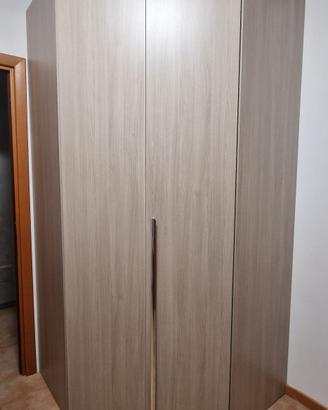 Cabina Armadio angolare a due ante battenti.