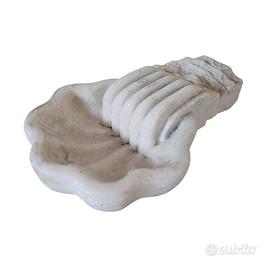 Vecchia Acquasantiera in marmo scolpito manina