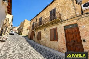 Casa indipendente di 334 m² con più di 5 locali e 
