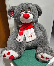 Orso San Valentino con Sciarpa Rossa e Bianca