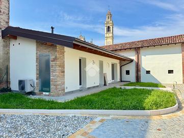 VILLA A SCHIERA A MONTODINE