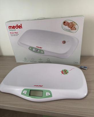 Bilancia pesa neonato