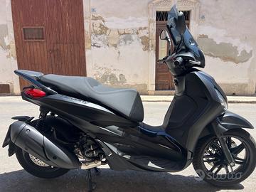 Beverly 300 Deep Black