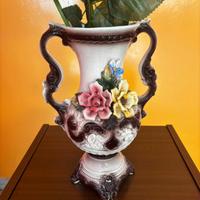 Vaso ornamentale in ceramica con fiori in rilievo 