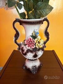 Vaso ornamentale in ceramica con fiori in rilievo 