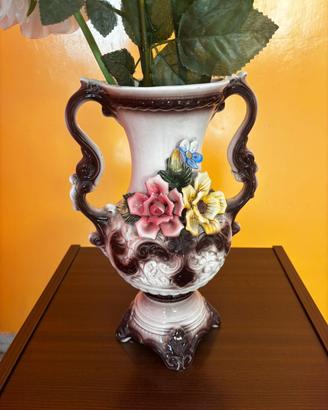 Vaso ornamentale in ceramica con fiori in rilievo 