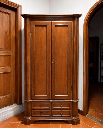 Armadio in legno massello stile classico