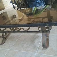 tavolo in ferro battuto con pianale in vetro