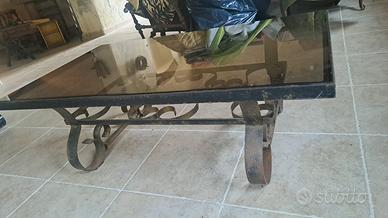 tavolo in ferro battuto con pianale in vetro