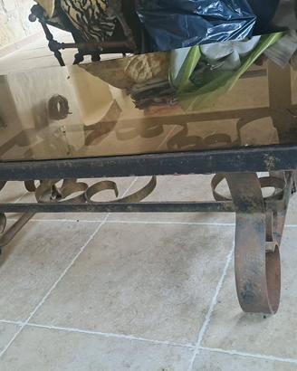 tavolo in ferro battuto con pianale in vetro