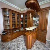 Angolo bar color noce con vetrine e bancone